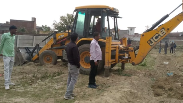 मैनपुरी: डीएम को फोन और चल गई जेसीबी, भू माफिया से करोड़ों की सरकारी जमीन कराई गई खाली