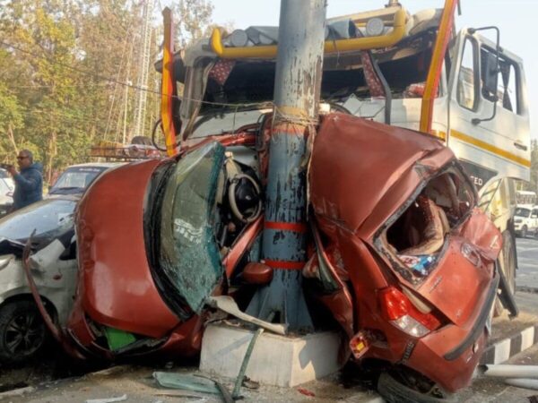 Road Accident: ब्रेक फेल होते ही बेकाबू हुआ डंपर, तीन कारों को मारी टक्कर, दो की दर्दनाक मौत