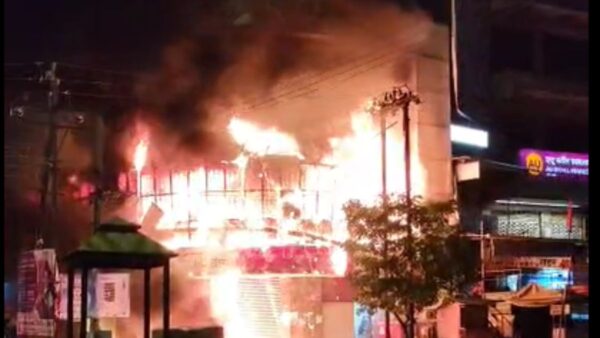 यवतमाल: होटल में भीषण आग, दमकलकर्मियों की दो घंटे की मेहनत के बाद आग पर पाया काबू