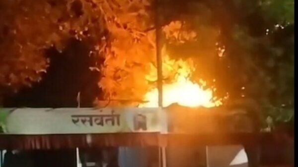 “Akola: Patur Bus Stand में भीषण आग, भारी नुकसान, कोई हताहत नहीं”