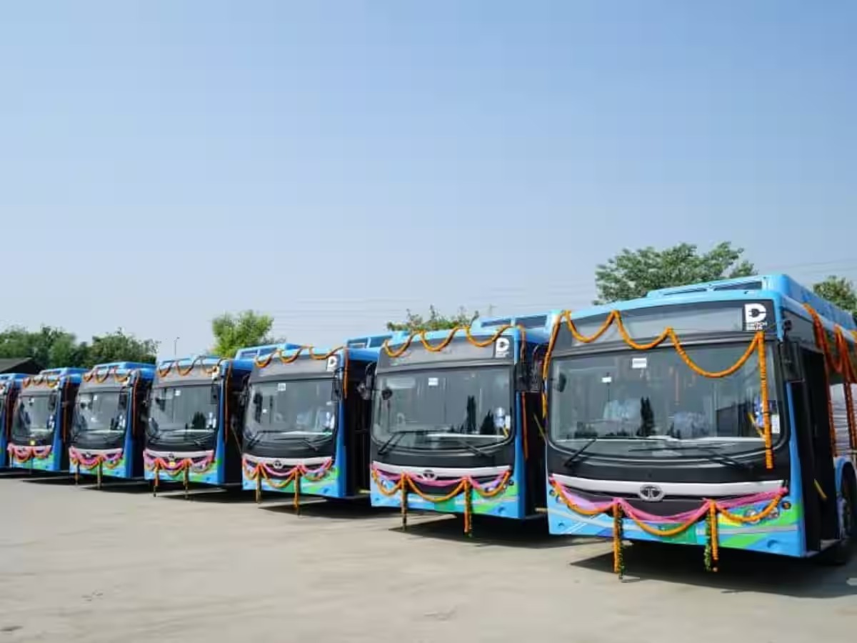 दिल्लीवासियों के लिए खुशखबरी, सड़कों पर उतरेंगी 320 नई AC इलेक्ट्रिक बसें; शुरू होने की तारीख भी घोषित