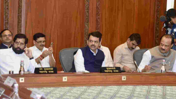 “मुख्यमंत्री देवेंद्र फड़णवीस ने ‘एमआईडीसी’ वाले गांवों को औद्योगिक शहर का दर्जा देने की नीति बनाने का दिया निर्देश”