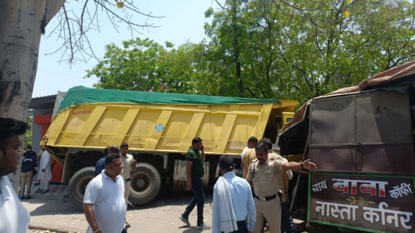 “Nagpur: तेज रफ्तार टिप्पर ने कार को टक्कर मारते हुए दुकान में घुसा, एक की मौत, चार गंभीर रूप से घायल”