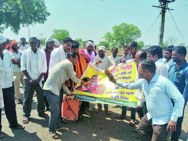 कृषि मंत्री माणिकराव कोकाटे की कड़ी निंदा, किसानों ने किया ‘चप्पल मारो’ विरोध प्रदर्शन