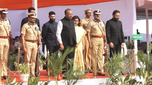 नागपुर: महाराष्ट्र दिवस पर कस्तूरचंद पार्क में मुख्य समारोह, पालकमंत्री ने किया ध्वजारोहण, पुलिस परेड और उत्कृष्ट कर्मचारियों का हुआ सम्मान