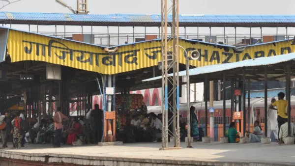 “Ghaziabad रेलवे स्टेशन पर कुली बना कर चल रहा था बड़ा खेल, पुलिस ने रंगे हाथ दबोचकर दो गिरफ्तार किए”