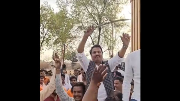 मेहकर विधायक सिद्धार्थ खरात का तलवार लेकर डांस करते वीडियो वायरल, शादी समारोह में दिखा नजारा – क्या होगी कानूनी कार्रवाई?