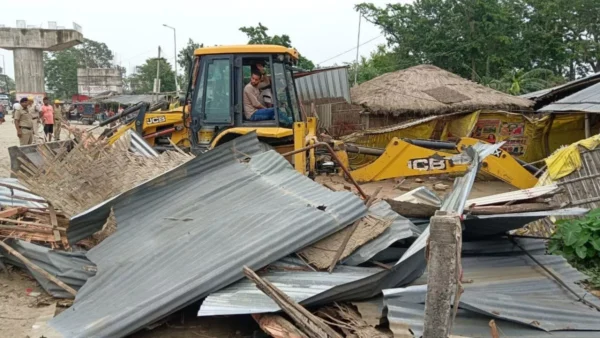 Bulldozer Action in Bagaha: दो दर्जन से अधिक दुकानों को किया गया ध्वस्त, मचा हड़कंप