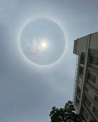आसमान में दिखा दुर्लभ ‘हेलो इफेक्ट’, इंद्रधनुषी गोले में चमका सूरज – लोगों ने कहा ‘अद्भुत नजारा’