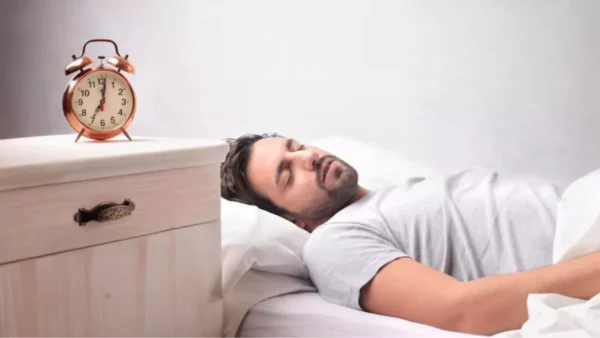 क्या हेल्दी रहने के लिए वाकई जरूरी है 8 घंटे की नींद? नई स्टडी में सामने आया चौंकाने वाला सच