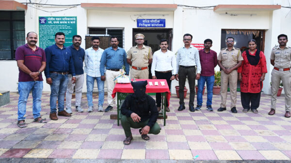 अमरावती: कुख्यात तस्कर के घर पर छापेमारी, ₹25 हजार का गांजा, तलवार और 5 चाइनीज चाकू जब्त; एक गिरफ्तार, एक फरार