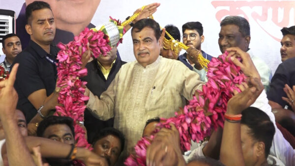 Happy Birthday Nitin Gadkari: परिवार ने उतारी आरती, समर्थकों ने दी शुभकामनाएं, केंद्रीय मंत्री ने सभी से मिलकर स्वीकार की बधाई