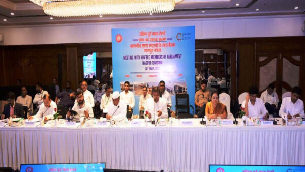 दक्षिण पूर्व मध्य रेलवे नागपुर मंडल में महाप्रबंधक और सांसदों की बैठक, रेल विकास, यात्री सुविधाओं और नागरिक समस्याओं पर हुई चर्चा