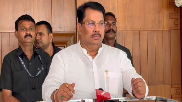 विजय वडेट्टीवार का बावनकुले को करारा जवाब: कहा – अंग्रेजों का साथ देने वाले हमें पाकिस्तान समर्थक बता रहे