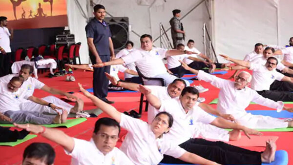 अंतर्राष्ट्रीय योग दिवस पर नागपुर के यशवंत स्टेडियम में भव्य आयोजन, हजारों लोगों संग नितिन गडकरी ने किया योगाभ्यास