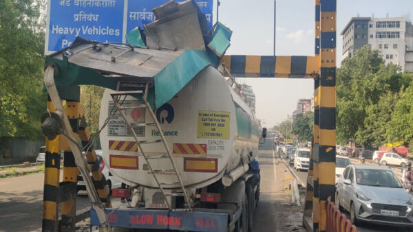 शहीद गोवारी फ्लाईओवर पर हाइट बैरियर में अटका फ्यूल टैंकर, पिछली रात लगे अवरोधक हुए क्षतिग्रस्त