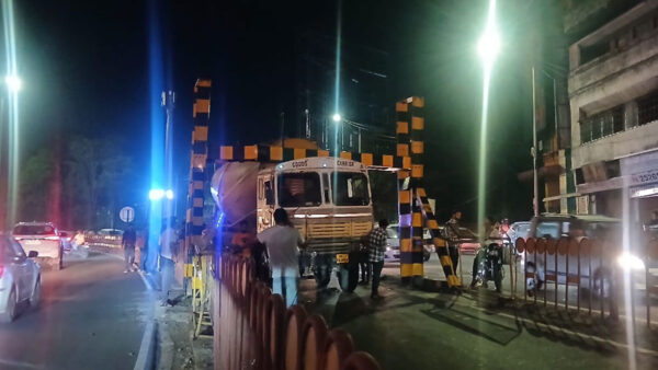 “नागपुर: गोवारी उड़ान पुल पर फिर हुआ हादसा, ट्रक को कार ने पीछे से मारी टक्कर”