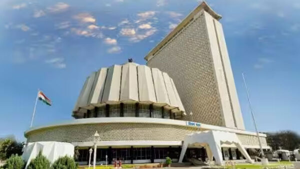 किसानों के मुद्दे पर विधानसभा में विपक्ष का हंगामा; विजय वडेट्टीवार ने कर्जमाफी नहीं देने पर जताए सवाल, अजित पवार ने राजनीति करने का लगाया आरोप