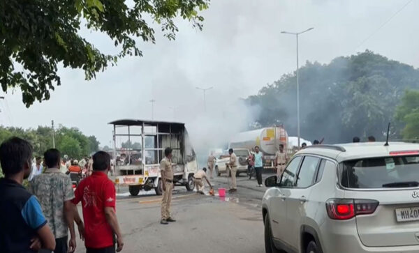 कर्जमाफी की मांग को लेकर प्रहार का प्रदर्शन बेकाबू, स्वर्ग रथ को लगाई आग; बच्चू कडु समर्थकों पर मामला दर्ज