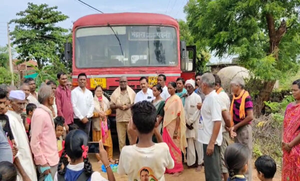 भंडारा: आजादी के 7 दशक बाद गांव में पहुंची लालपरी, ग्रामीणों ने किया भव्य स्वागत