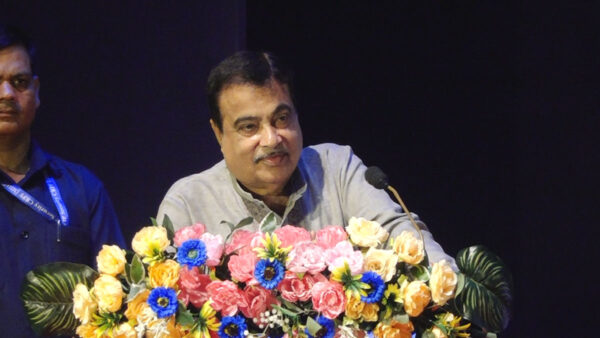 मनपा, एनआईटी और सरकार किसी काम की नहीं, गडकरी का तंज – “व्यवस्थाएं चलती गाड़ी को कर देती हैं पंक्चर”