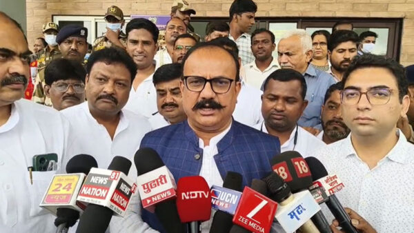 बुढाना: दलित युवक की पिटाई को लेकर सियासत गरमाई, कांग्रेस प्रदेश अध्यक्ष हर्षवर्धन सपकाल ने की पीड़ित से मुलाकात