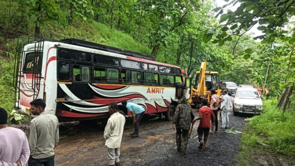 अमरावती: मेलघाट वाघ प्रकल्प के रास्ते बने जानलेवा, कीचड़ में फंसी बसें, दोनों ओर की आवाजाही घंटों ठप
