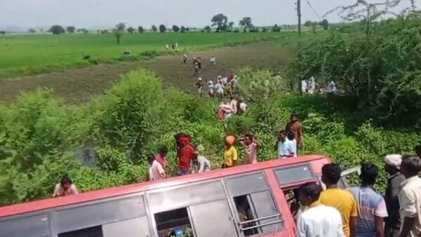 चंद्रपुर-चिमूर मार्ग पर पलटी एसटी बस, चालक की इलाज के दौरान मौत, 12 यात्री घायल