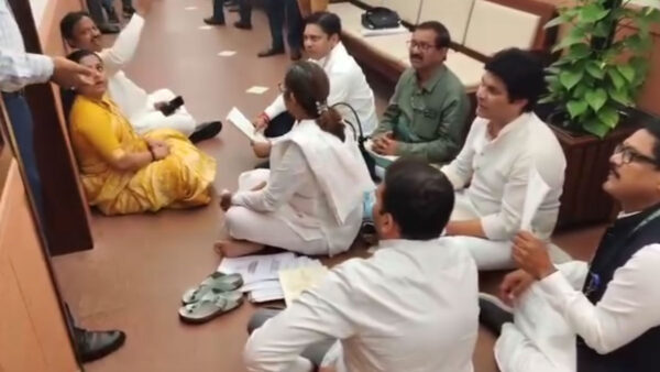 विदर्भ में बढ़ी खाद की किल्लत: नियमित आपूर्ति की मांग को लेकर कांग्रेस सांसदों का जेपी नड्डा के कार्यालय के बाहर प्रदर्शन