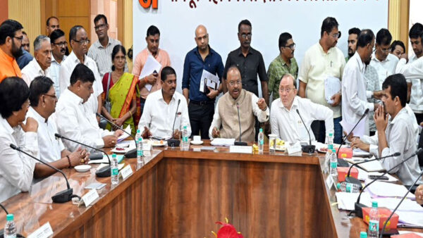 राजस्व मंत्री चंद्रशेखर बावनकुले ने खाली जमीन के समयबद्ध उपयोग के दिए निर्देश