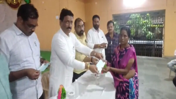 वर्धा: आंजी मोठी गांव में भारी बारिश से प्रभावितों को ‘खावटी’ सहायता, विधायक राजेश बकाने ने वितरित किए चेक