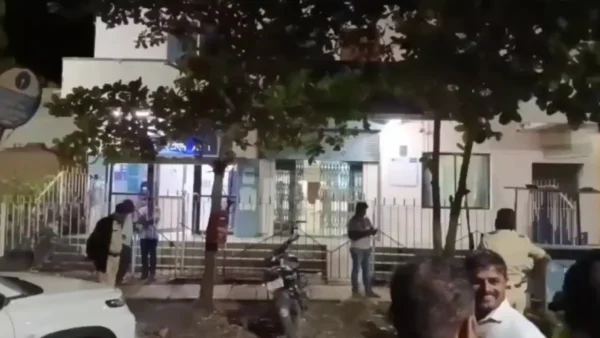 सेना की वर्दी में नकाबपोशों ने SBI बैंक में की लूट, मैनेजर को बंधक बनाकर उड़ाया सोना और नकदी