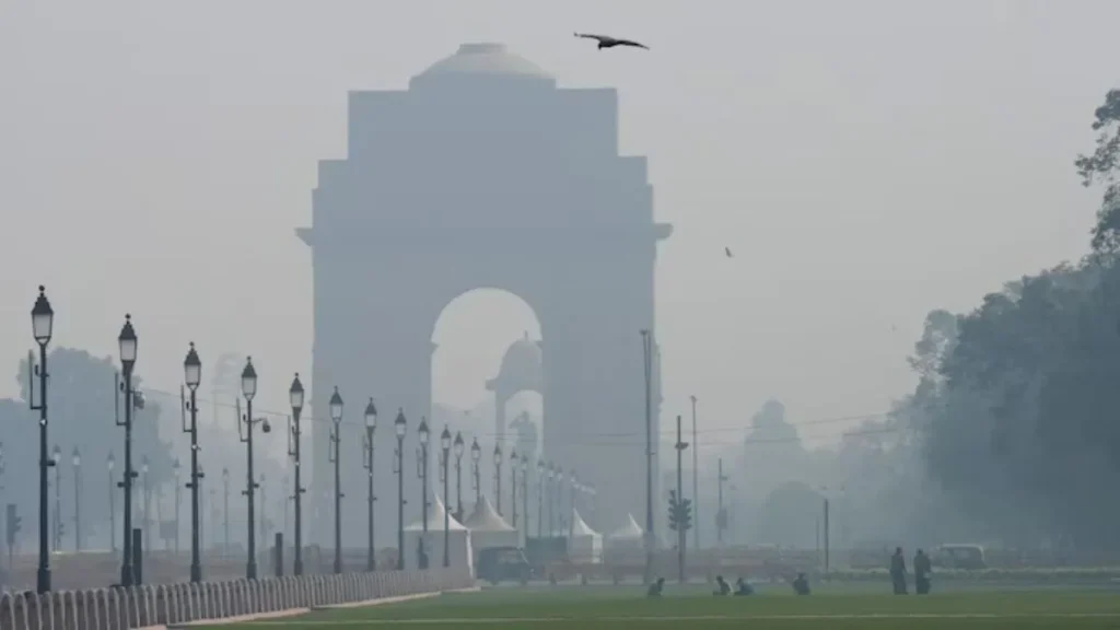 दिल्ली-NCR में दिवाली से पहले जहरीली हुई हवा, कई इलाकों में AQI 400 के पार; जानें कहां कैसे हैं हालात