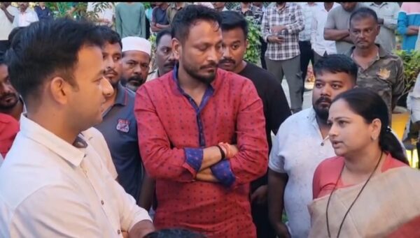 ताडोबा सफारी दर वृद्धि के खिलाफ सांसद प्रतिभा धानोरकर का आंदोलन, मोहर्ली गेट पर प्रदर्शन के बाद प्रबंधन को झुकना पड़ा