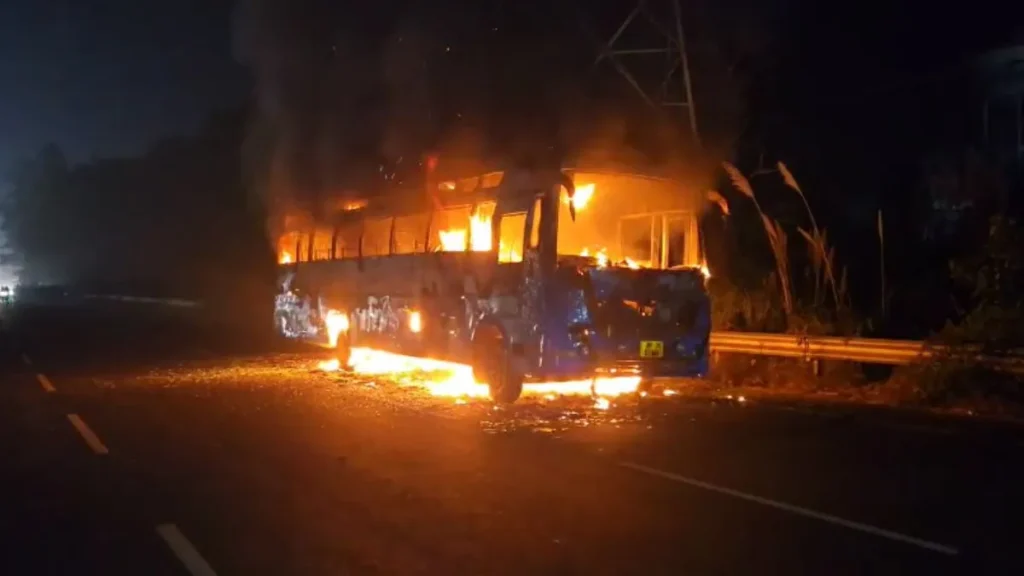 यूपी: बुलंदशहर में NH-34 पर चलती बस में लगी आग, 70-80 यात्री थे सवार, मची अफरा-तफरी