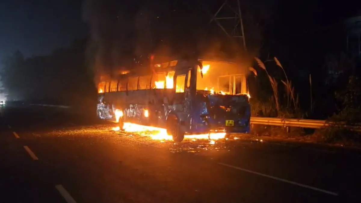 यूपी: बुलंदशहर में NH-34 पर चलती बस में लगी आग, 70-80 यात्री थे सवार, मची अफरा-तफरी