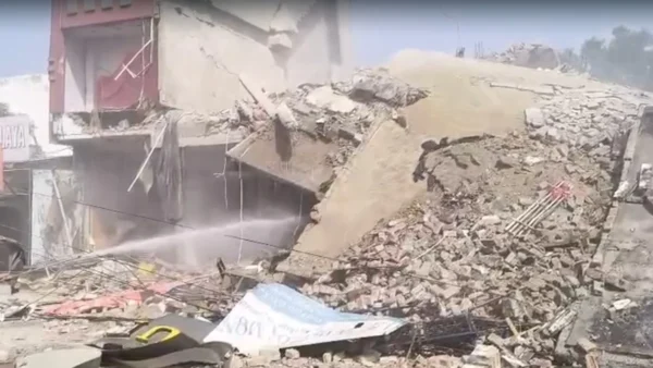 सुप्रीम कोर्ट के आदेश पर मेरठ में बुलडोजर एक्शन, सेंट्रल मार्केट का अवैध कॉम्प्लेक्स ध्वस्त