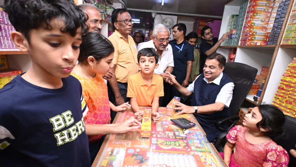 केंद्रीय मंत्री नितिन गडकरी ने पोते-पोतियों संग की पटाखों की खरीदारी, वीडियो सोशल मीडिया पर हुआ वायरल