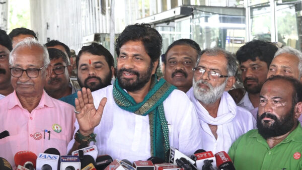 “किसानों के खातों में पैसे आने तक आंदोलन जारी: बच्चू कडू की सरकार को चेतावनी — तय तारीख तक कर्ज माफ़ नहीं हुआ तो होगा ‘कड़ा विरोध’”