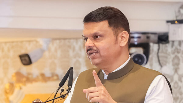 मुख्यमंत्री फडणवीस का ऑपरेशन क्लीनअप: अवैध बांग्लादेशियों की ब्लैकलिस्ट तैयार, फर्जी दस्तावेज़ होंगे रद्द