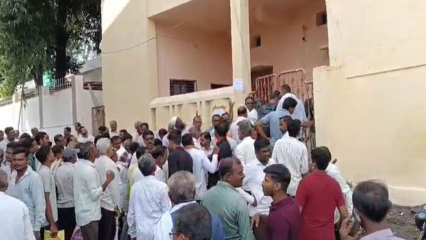 अकोला में नाफेड की ऑनलाइन खरीद प्रक्रिया ठप, किसानों ने किया रास्ता जाम – तहसीलदार ने संभाली कमान