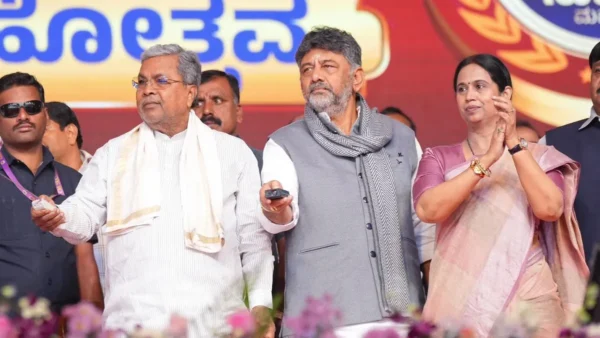 कर्नाटक में ‘कुर्सी’ को लेकर घमासान, सिद्धारमैया और डीके शिवकुमार एक साथ दिखे, दिल्ली यात्रा की तैयारी