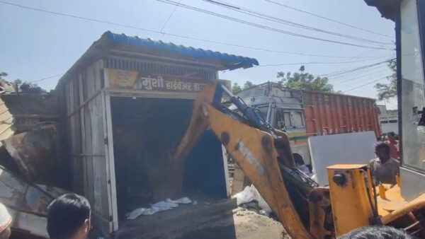 अमरावती: मनपा की अतिक्रमण पर बड़ी कार्रवाई, ट्रांसपोर्ट नगर में 125 अवैध दुकानें और टिन शेड ढहाए गए