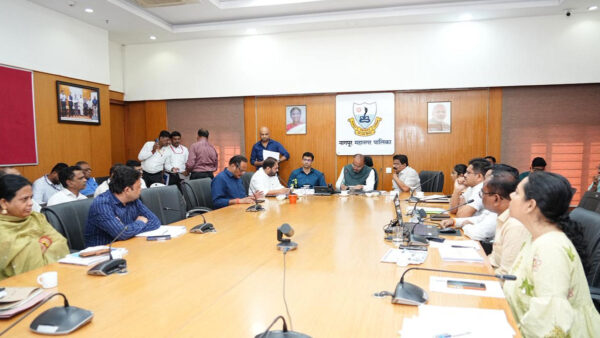 “पालकमंत्री बावनकुले ने शहर में शुरू विकास परियोजनाओं की समीक्षा, अधिकारियों को काम में तेजी लाने और समय पर पूरा करने के दिए निर्देश”