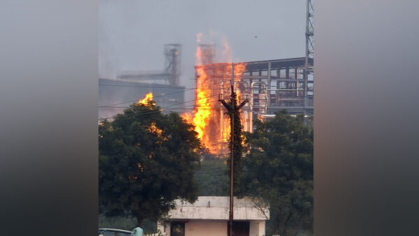 “ब्रह्मपुरी-आर्मोरी हाईवे पर बड़ा धमाका, इथेनॉल कंपनी में भीषण आग; कई किलोमीटर तक दिखाई दिया धुएं का गुबार”