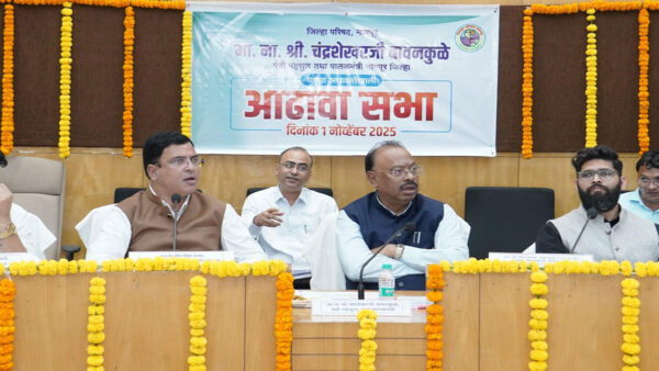 पालक मंत्री चंद्रशेखर बावनकुले ने जिला परिषद में की समीक्षा बैठक, विकास कार्य समय से पूरा करने के दिए निर्देश