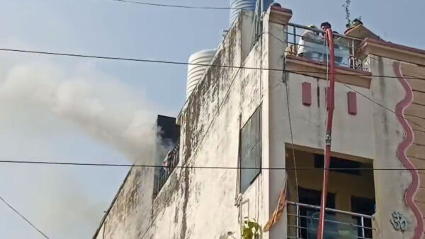 Kamptee: नेताजी चौक में तीसरी मंजिल में लगी आग, ढाई लाख रुपये का नुकसान; कोई जनहानि नहीं