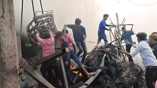 नागपुर: डेकोरेशन गोदाम में भीषण आग, लाखों का सामान राख — शॉर्ट सर्किट का अंदेशा