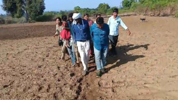 अमरावती: गर्भवती आदिवासी महिला की जान बचाने के लिए स्वास्थ्य कर्मियों ने की कठिन मेहनत, जंगल पार कर खाट पर लाकर पहुंचाया अस्पताल